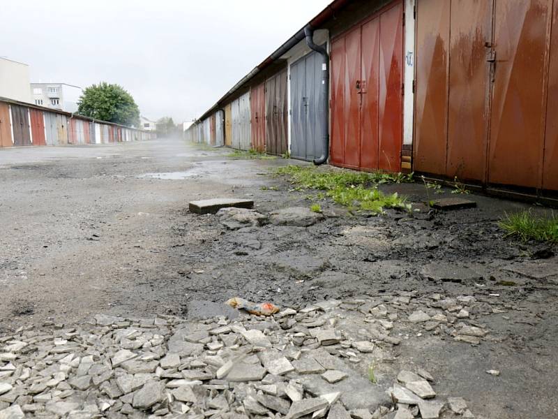 Garáže v Písečné ulici v královéhradeckých Malšovicích.