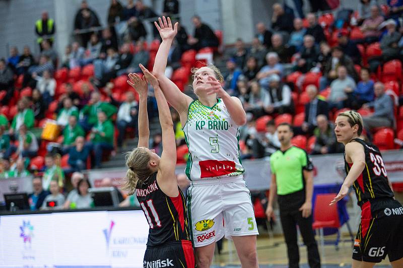 Finálový zápas finálového turnaje Českého poháru basketbalistek v Karlových Varech: KP Brno - Sokol Nilfisk Hradec Králové (v černém).