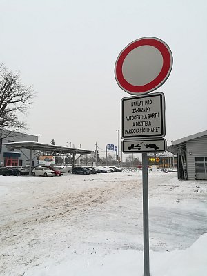 Parkování veřejnosti zakazuje tato značka.
