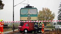 Tragický střet vlaku s osobním automobilem na železničním přejezdu v ulici Na Stavě v Třebechovicích pod Orebem.