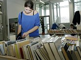 Týden knihoven v Hradci Králové - bazar vyřazených knih v městské knihovně.