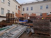 Na přístavbě a rekonstrukci Základní školy v královéhradeckých Svobodných Dvorech se nepracuje.