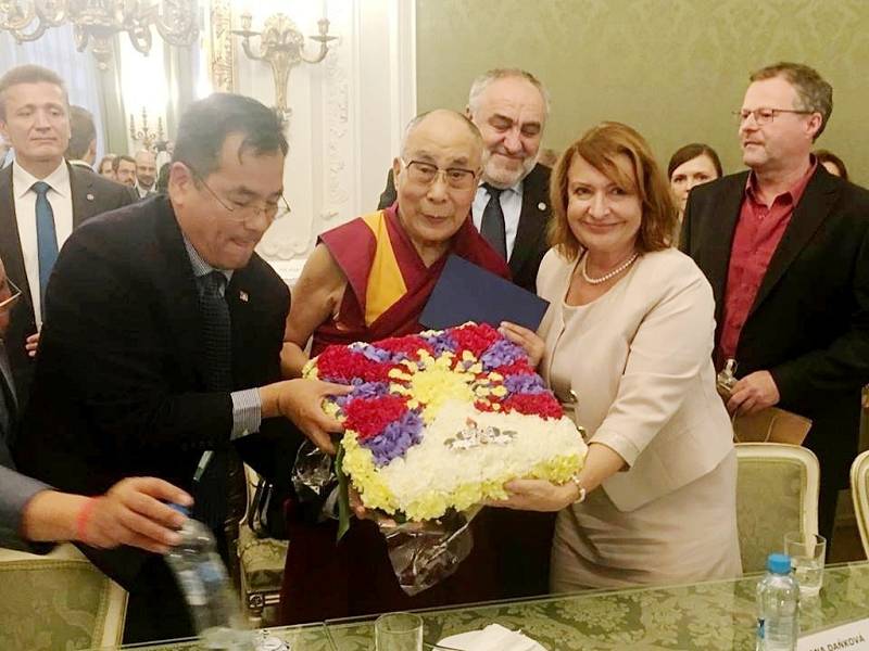 Východočeši s dalajlámou: Místopředsedkyně Senátu Miluše Horská společně se svým kolegou z horní komory parlamentu Petrem Šilarem a starostou Velin Petrem Krejcarem.