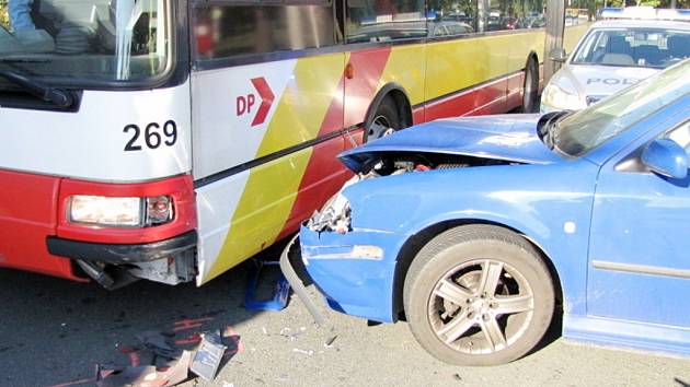 Střet osobního automobilu s autobusem MHD v královéhradecké Sokolské ulici.