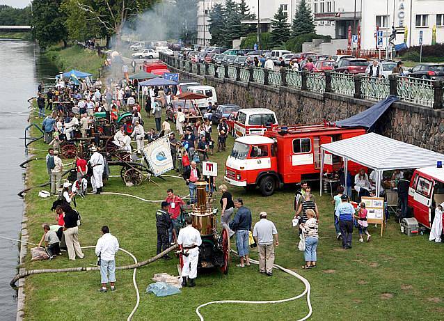 Sedmý ročník Nábřeží paromilů představil obří parní válec, sentinel, parníčky na Labi nebo staré hasičské stříkačky.