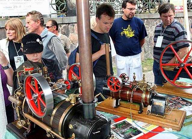 Sedmý ročník Nábřeží paromilů představil obří parní válec, sentinel, parníčky na Labi nebo staré hasičské stříkačky.