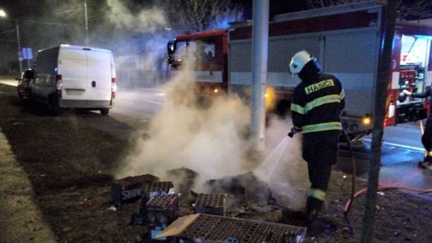 Jednotka z centrální stanice Hradec Králové likvidovala požár krabic od zábavní pyrotechniky v ulici Náhon.