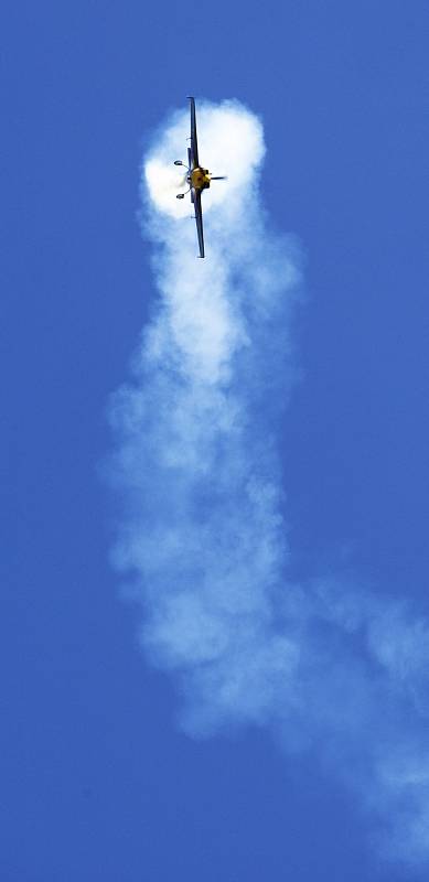 Pilot Martin Šonka s ukázkou letecké akrobacie na královéhradeckém letišti.