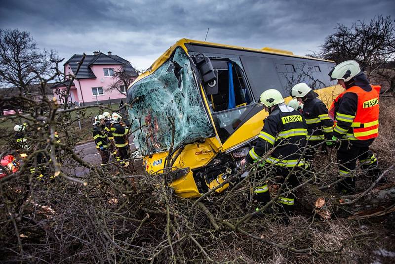 Havárie autobusu v Černčicích.