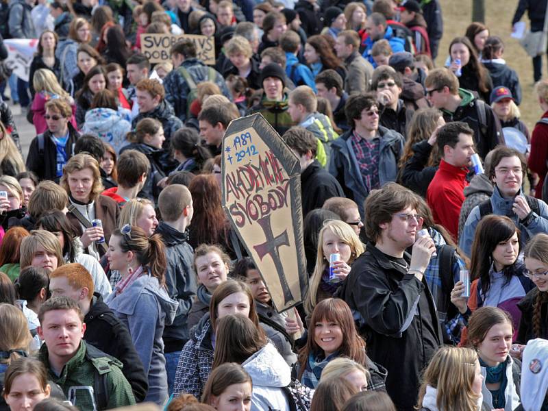 Protestní pochod vysokoškolských studentů krajským městem v rámci akce Týden neklidu.