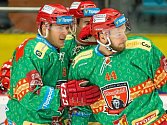 Hradečtí hokejisté slaví v originálních vánočních dresech. Na prvním gólu proti Chomutovu se podíleli Filip Pavlík, Michal Dragoun a Mislav Rosandič.