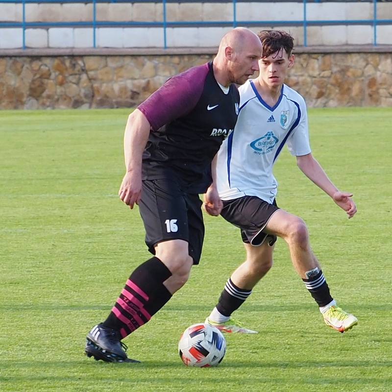 Nový Bydžov B (v bílém) versus Prasek 2:2.