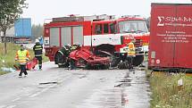 Při tragické dopravní nehodě mezi obcemi Káranice a Obědovice zemřeli čtyři lidé, jeden člověk se zranil.