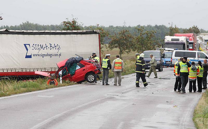 Při tragické dopravní nehodě mezi obcemi Káranice a Obědovice zemřeli čtyři lidé, jeden člověk se zranil.