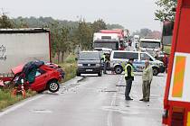 Při tragické dopravní nehodě mezi obcemi Káranice a Obědovice zemřeli čtyři lidé, jeden člověk se zranil.