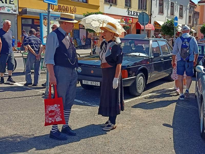 Veterán rallye uspořádal místní Klub přátel historických vozidel po 26. a krásnými samohyby se kochaly stovky lidí.