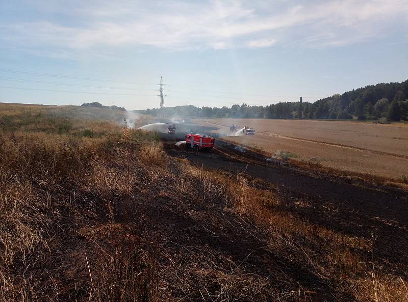 Pole na Hradecku chytilo při sklizni od rozpáleného výfuku auta.