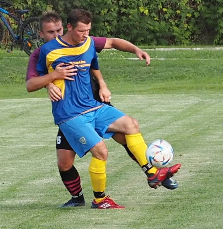 ŠLÁGR OKRESNÍHO PŘEBORU. Fotbalisté Prasku (v tmavém)  v souboji o čelo tabulky porazili Roudnici B 1:0.