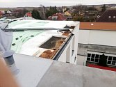 Na budově černilovské základní školy se uvolnila část střechy.
