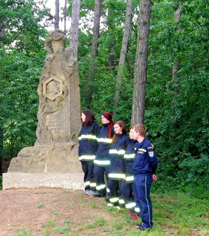 Připomínka výročí upálení Jana Husa u mistrova pomníku v Urbanicích.