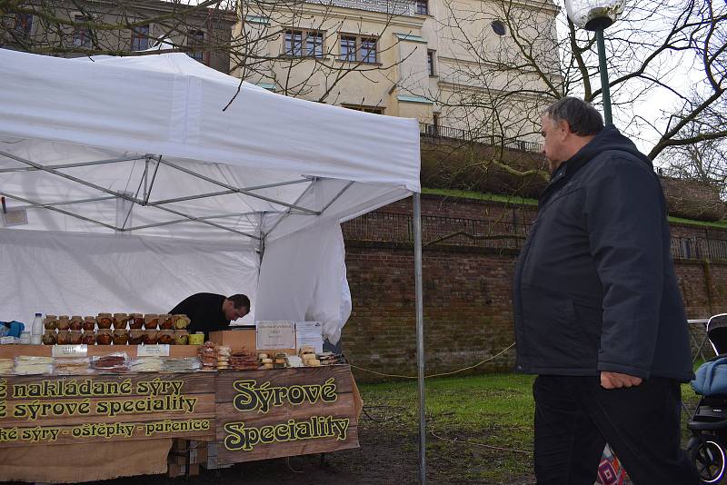 Tisíce lidí si v hradeckých Žižkových sadech a sousedním Adalbertinu užily v sobotu Velikonoční jarmark.