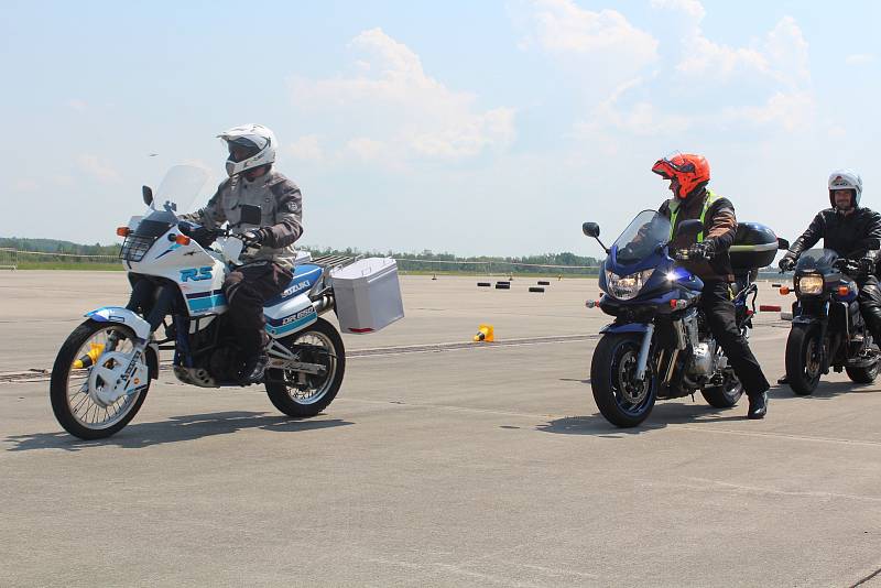 Téměř dvě stovky motorkářek a motorkářů se v sobotu zúčastnily celorepublikové preventivní kampaně Začněme spolu aneb Kolama dolů.