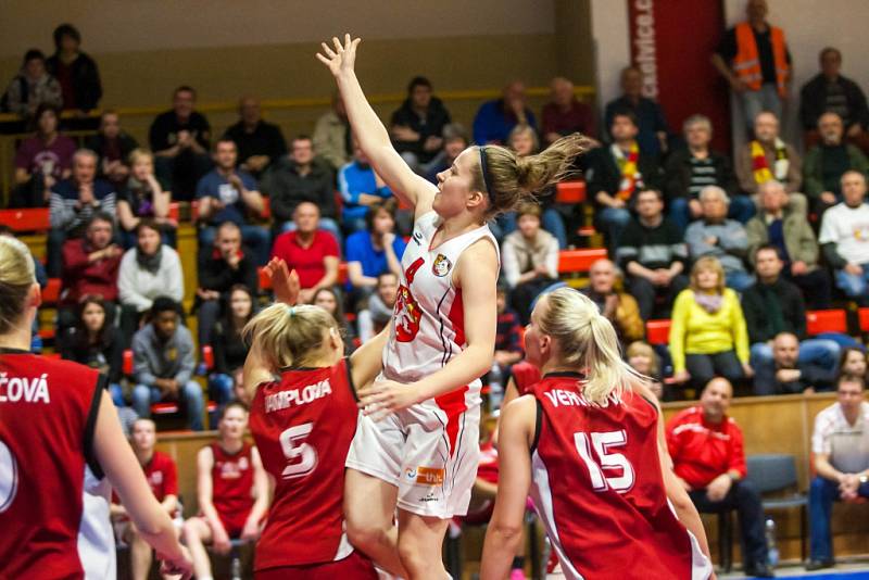 Ženská basketbalová liga - semifinále play off: Sokol Hradec Králové - Basketball Nymburk.