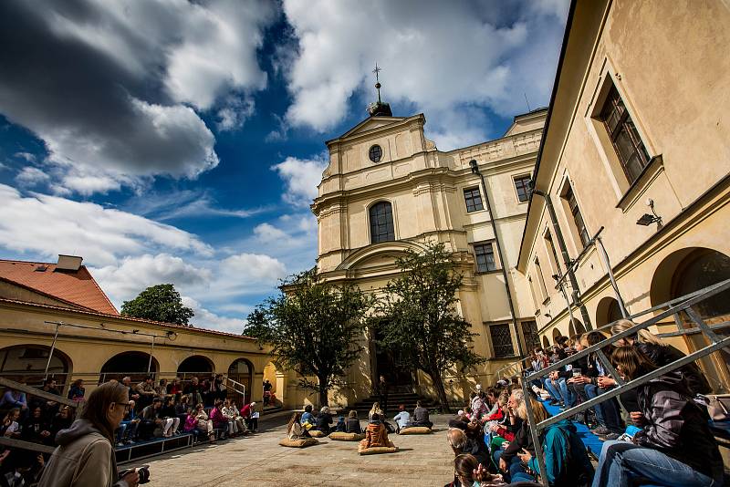 Festival Divadlo evropských regionů v Hradci Králové a Open air program v ulicích města.