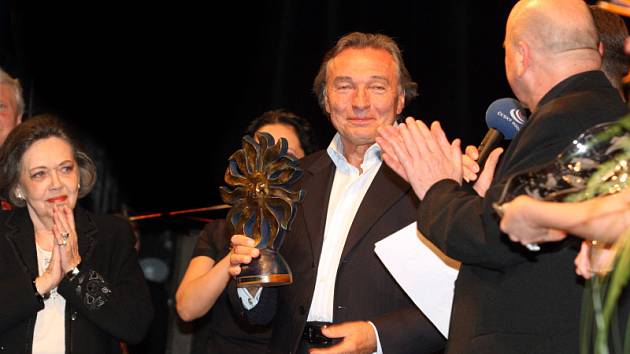 Klicperovo divadlo v Hradci Králové bylo svědkem vyhlášení výsledků 12. ročníku ankety Šarmantní osobnost roku. Absolutním vítězem se stal zpěvák Karel Gott.
