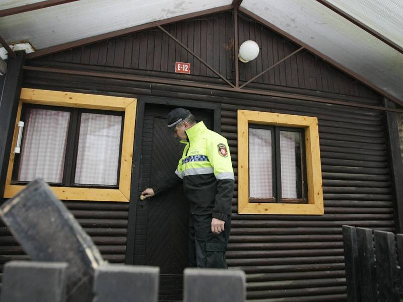 Policejní kontrola chat v osadě Dubina v hradeckých Svinarech.