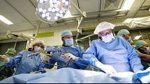 Unikátní operace srdce - zákrok skrz tříslo a stehenní žílu v podání hradeckých lékařů.