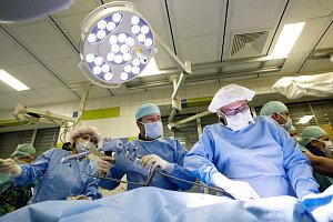Unikátní operace srdce - zákrok skrz tříslo a stehenní žílu v podání hradeckých lékařů.