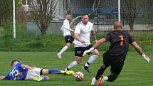 Fotbalisté Solnice (v bílém) vyhráli na hřišti hradecké Lokomotivy 5:0