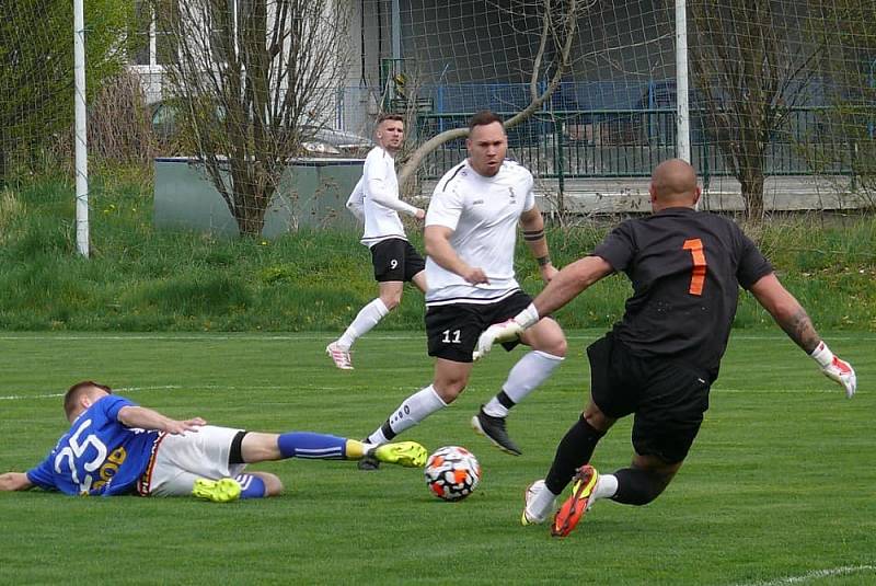 Fotbalisté Solnice (v bílém) vyhráli na hřišti hradecké Lokomotivy 5:0