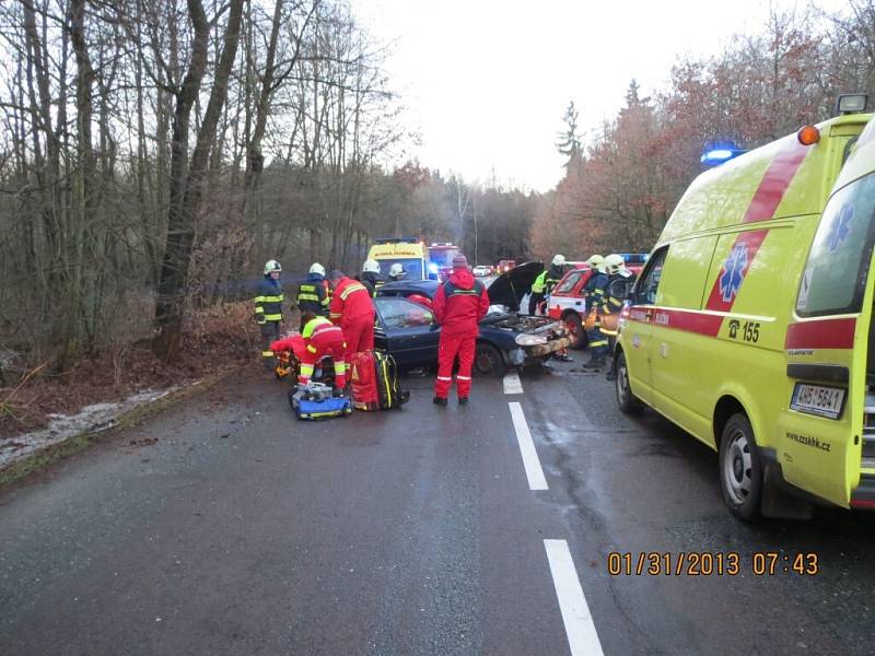 Dopravní nehoda automobilu u obce Ledce.