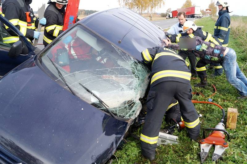 Střet osobního automobilu s kamionem na silnici I/11 nedaleko odbočky na Kratonohy.