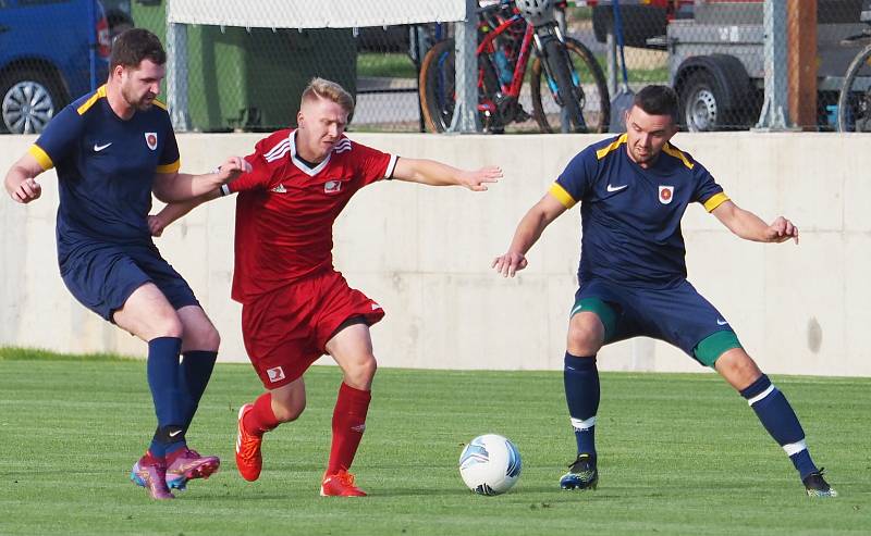 OKRESNÍ PŘEBOR Nechanice (v modrém) – Dohalice 3:1.