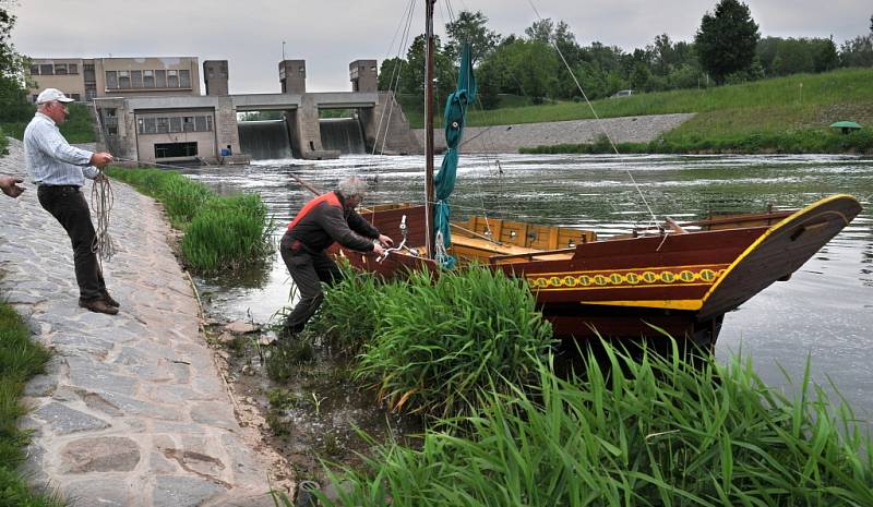 Pirátskou loď z hradecké výletní flotily stěhovali ze zimovoště 