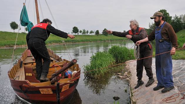 Pirátskou loď z hradecké výletní flotily stěhovali ze zimovoště 