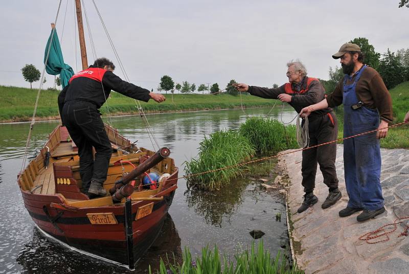 Pirátskou loď z hradecké výletní flotily stěhovali ze zimovoště 