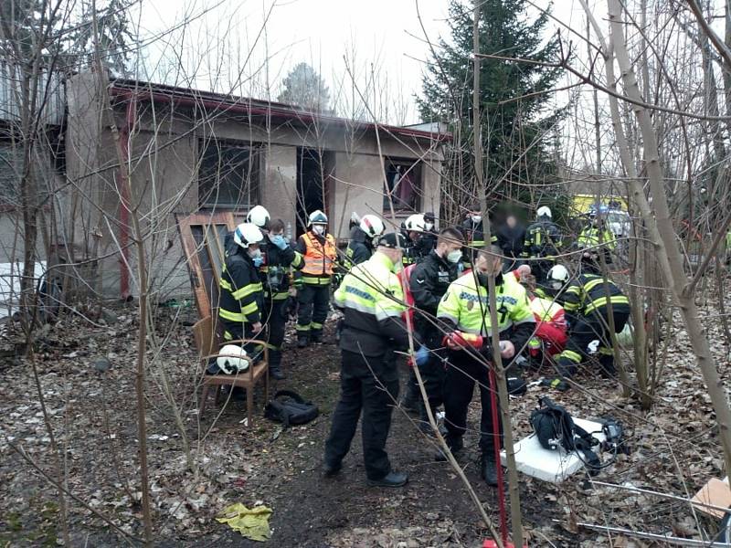 Strážníci zachránili přiotráveného muže z hořícího domku