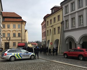 Policisté v Hradci Králové hlídali cestu fanoušků Pardubic na fotbalové derby.