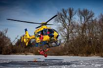 Výcvik leteckých záchranářů HZS společně s leteckou záchrannou službou. Záchranáři cvičili vyproštění osoby, pod kterou se probořil led, pomocí vrtulníku. Cvičení probíhalo v Hradci Králové nedaleko heliportu LZS.
