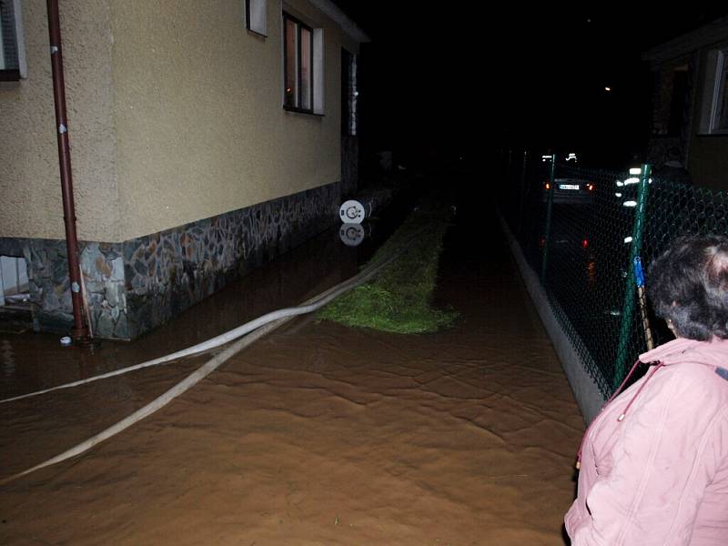 Hasiči při odčerpávání vody ze zatopených domů na Hradecku.