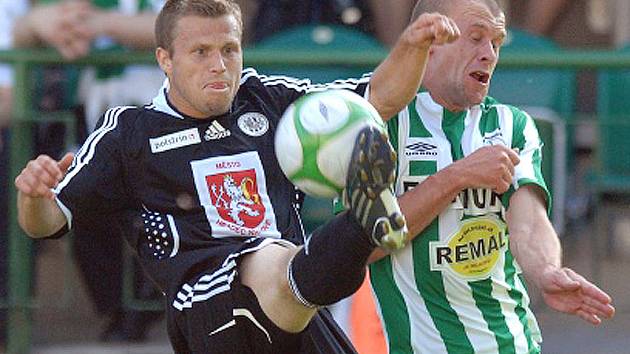 Fotbal, II. liga: Bohemians - Hradec. Vlevo hradecký Jiří Poděbradský, vpravo Lukáš Hartig.