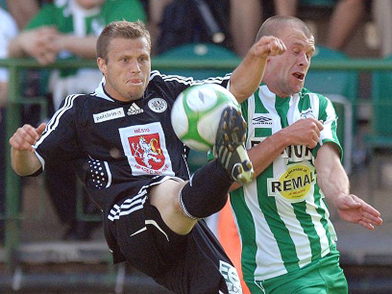 Fotbal, II. liga: Bohemians - Hradec. Vlevo hradecký Jiří Poděbradský, vpravo Lukáš Hartig.