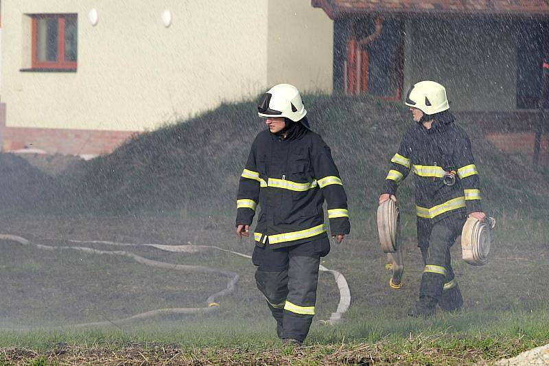 Hasiči likvidovali 6. března požár stohu ve Slatině v Hradci Králové.