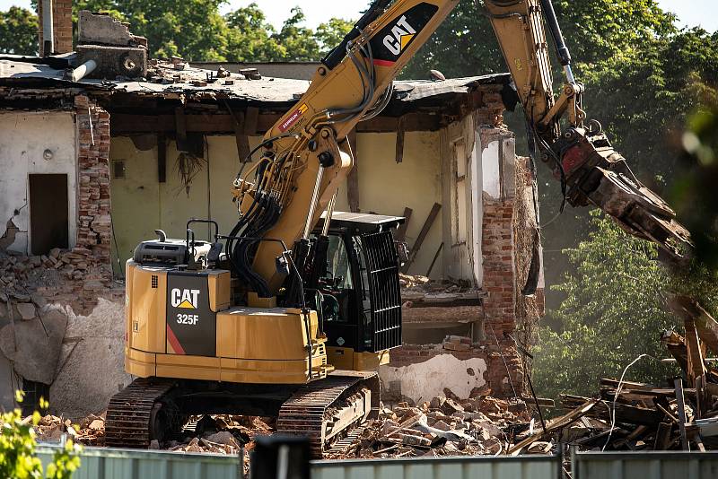 Demolice domu  v Hradci Králové, kde vznikne nová budova pro sociální služby.