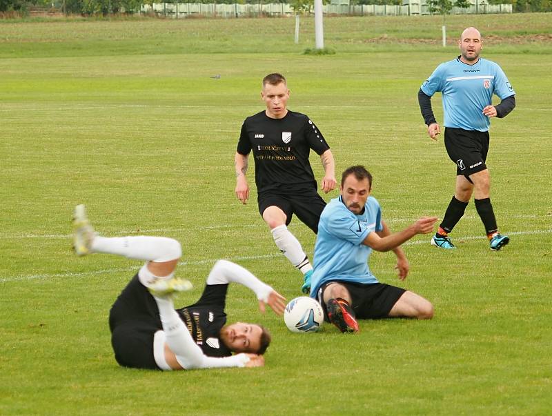 Doposud stoprocentní Probluz (v černém) na domácím trávníku porazila v duelu III. třídy Neděliště 4:2.