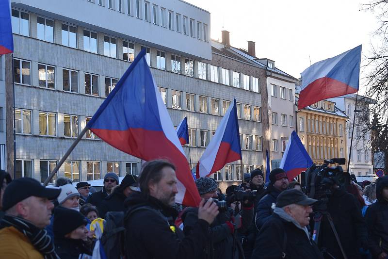 Volání po svobodě se v sobotu odpoledne neslo Hradcem Králové, kde se konala demonstrace odpůrců protiepidemických opatření. Na náměstí 28. října se jich odhadem sešlo více než šest stovek.